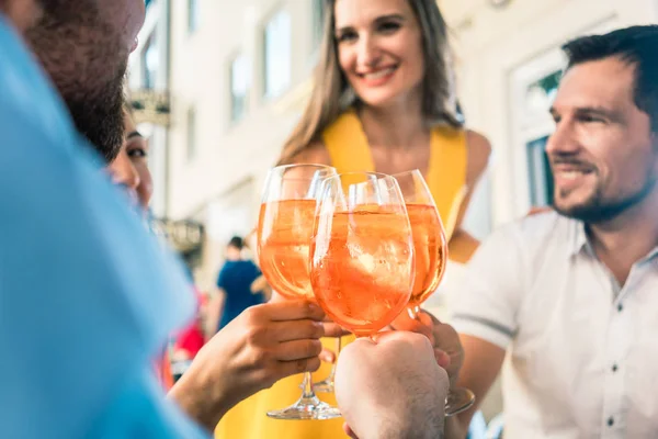 Quatre amis célébrant ensemble avec un rafraîchissant verre d'été — Photo