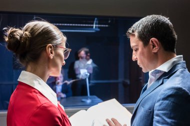 İki polis dedektifi bir ceza davası dosyalarını çözümleme