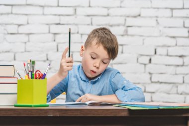 Bir fikir olan ödev öğrenci