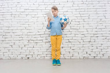 Çocuk ev ödevi ve futbol arasında karar verecek