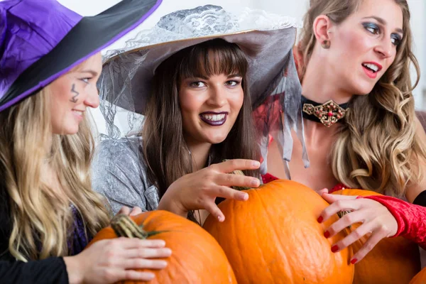 Drei schöne Frauen, die als Hexen agieren und ihre bösartigen Kräfte vereinen — Stockfoto