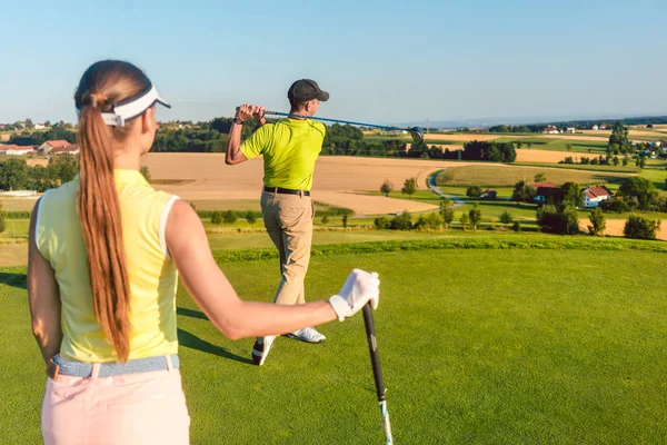 Golfista profissional em pé na posição de chegada de tiro de longa distância — Fotografia de Stock