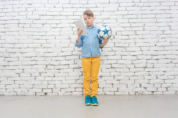 Garçon doit décider entre les devoirs et le football — Photo