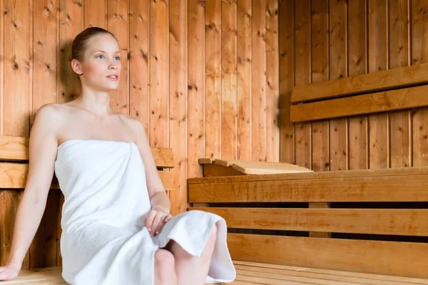 Mulher no spa de bem-estar desfrutando de sauna — Fotografia de Stock
