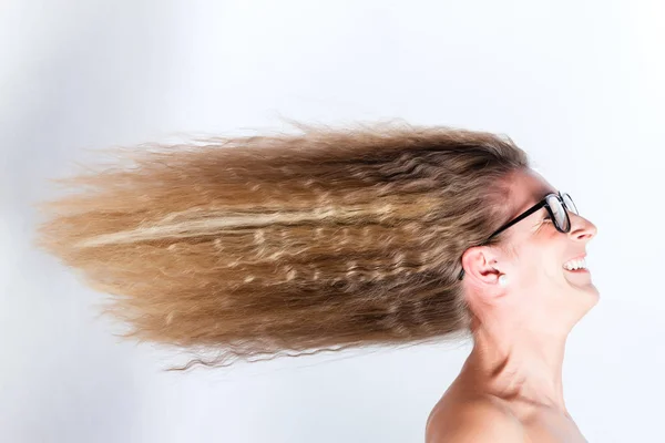 Cheveux longs de femme soufflé par le vent — Photo