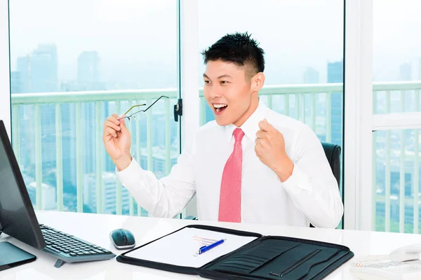 Asian broker trading at stock exchange in office — Stock Photo, Image