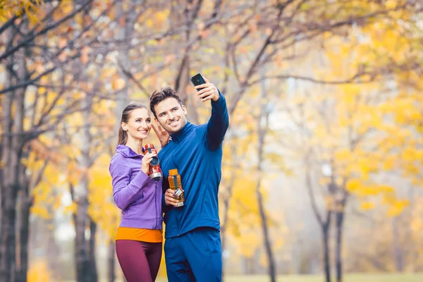 Selfie Fotoğrafta Sosyal Medya Için Onların Telefon Ile Atletik Fitness — Stok fotoğraf