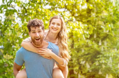 Kocası karısını güvenilir bir partne olmak sırtında taşıyor