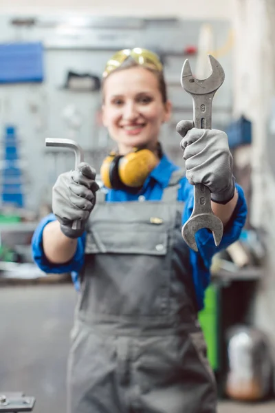 Mujer mecánica mostrando herramientas a la cámara — Foto de Stock