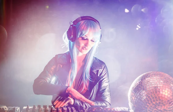 Женщина-диджей микширует записи в диско-клубе — стоковое фото