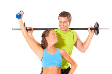 Güç spor salonunda egzersiz yaparak sağlıklı çift