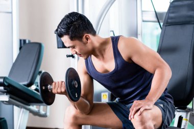 Spor salonundaki adam.