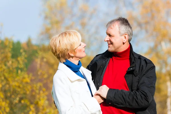 Senior koppel knuffelen in park — Stockfoto