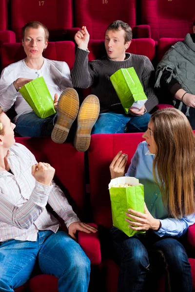 Люди едят попкорн в театре — стоковое фото