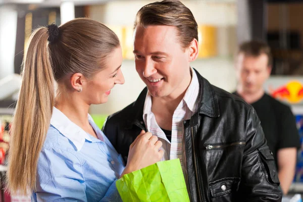 Coppia che compra popcorn abbracciati a teatro — Foto Stock