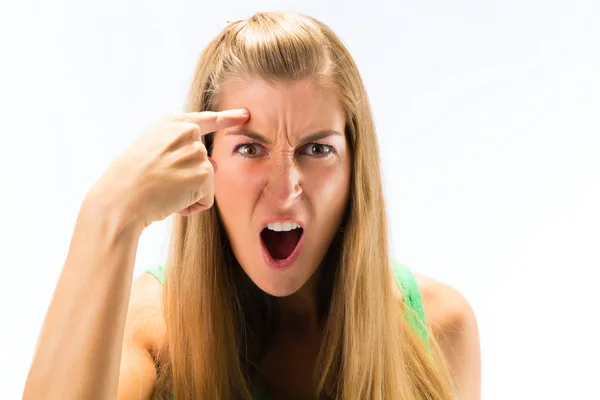 Une jeune femme en colère criant — Photo