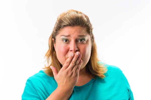Smutna kobieta obejmujące jej usta — Zdjęcie stockowe