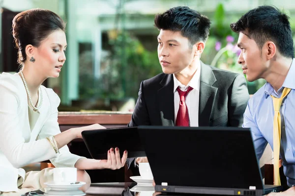 Three business people discussing plan in office — Stock Photo, Image