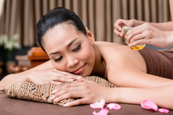 Smiling woman in spa — Stock Photo, Image