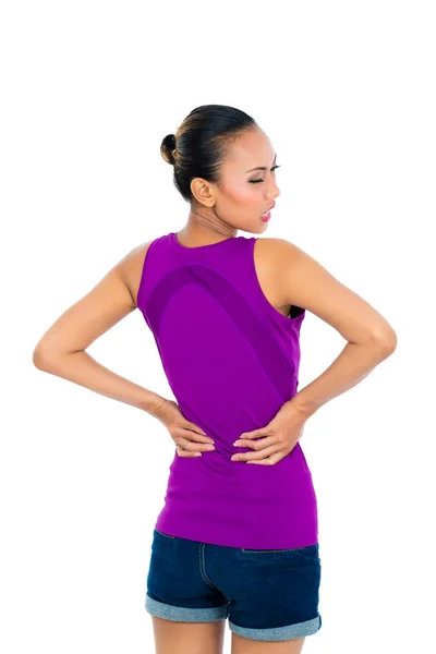 Mujer joven que sufre de dolor de espalda — Foto de Stock