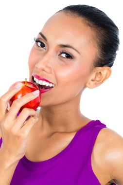 Gülümseyen kadın yeme elma