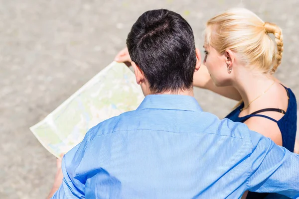 Uma vista aérea do casal olhando para o mapa — Fotografia de Stock