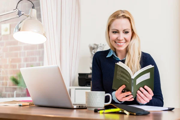 Mujer feliz leyendo libro —  Fotos de Stock