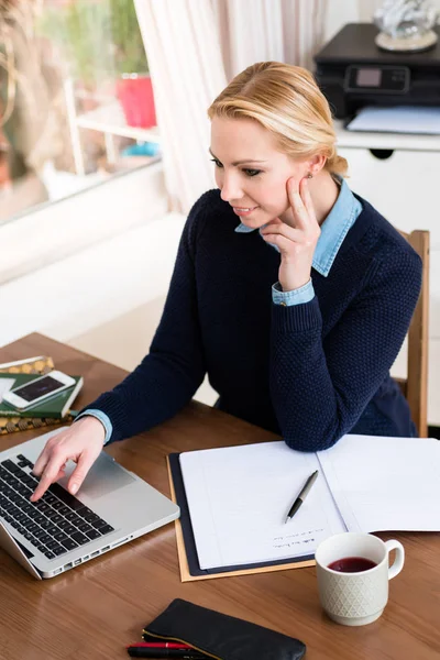 Mujer feliz usando portátil — Foto de Stock