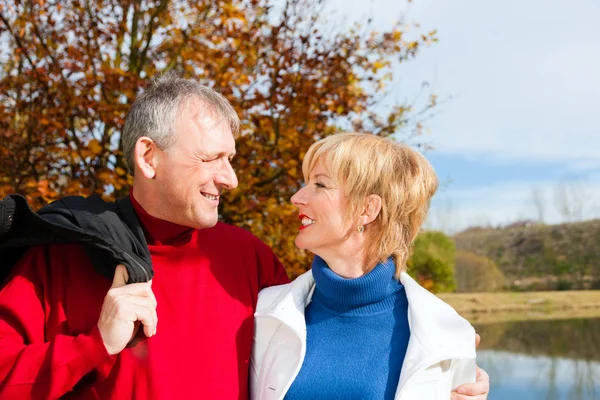 Seniorenpaar umarmt sich und schaut sich an — Stockfoto