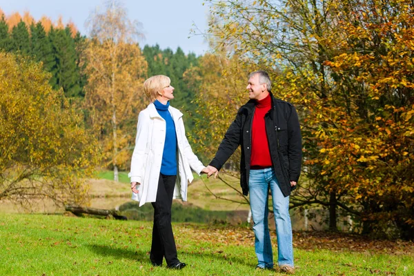 Romantische paar bedrijf handen lopen — Stockfoto