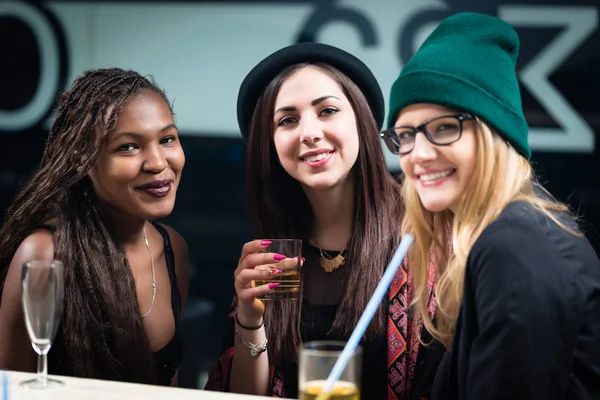 Femmina diversi amici godendo di bevande alla festa — Foto Stock