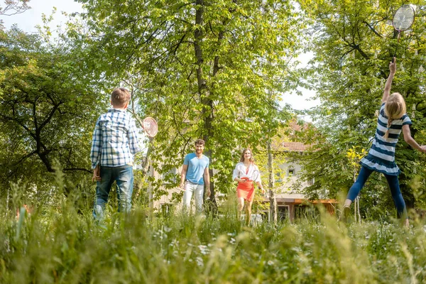 Rodziny, grać w badmintona na łące w lecie — Zdjęcie stockowe