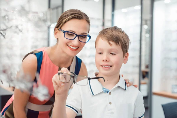 Madre Figlio Amano Entrambi Gli Occhiali Offerti Nel Negozio Ottica — Foto Stock