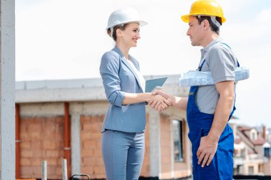 Karşılıklı geliştirici ve builder arasında inşaat sitesinde