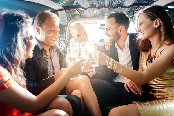 Une foule de fêtards dans une limousine avec des boissons — Photo