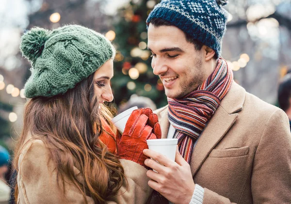 Mujer y hombre bebiendo vino caliente en el mercado de Navidad — Foto de Stock