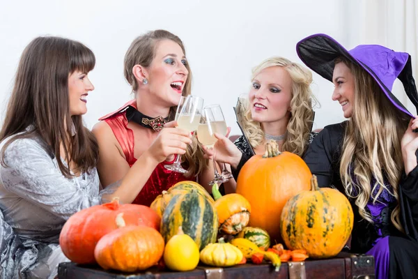 Cuatro mujeres alegres celebrando Halloween juntas — Foto de Stock