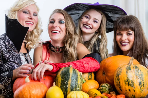 Vier gut gelaunte Frauen feiern gemeinsam Halloween — Stockfoto