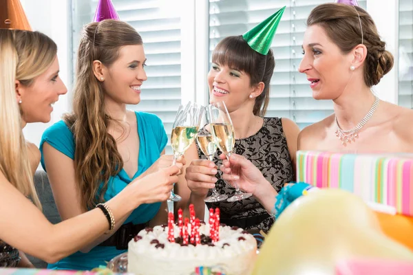 Quatro mulheres bonitas e alegres brindando com champanhe — Fotografia de Stock