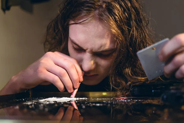 Viciado em drogas adolescente menino segurando um rolou conta enquanto roncando — Fotografia de Stock