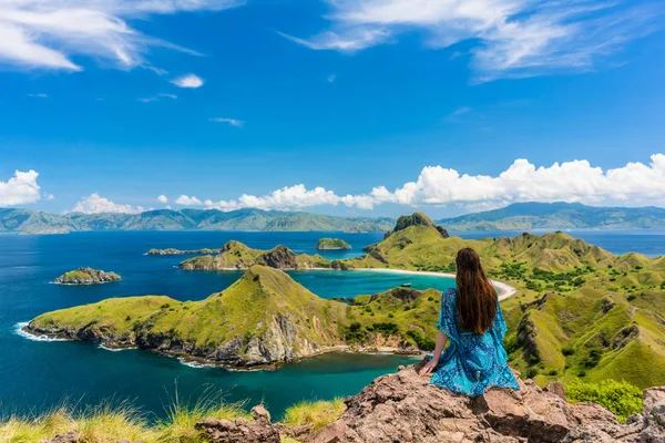 Młoda kobieta się niesamowite widoki na wyspie Padar podczas letnich wakacji — Zdjęcie stockowe
