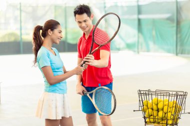 Bir acemi oyuncu doğru kavrama öğretim tenis eğitmeni