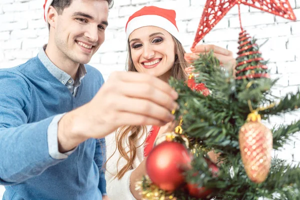 Figlio aiutare famiglia decorazione l'albero di Natale — Foto Stock