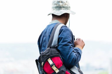 Sırt çantası taşıyan çocuğun yakın çekim