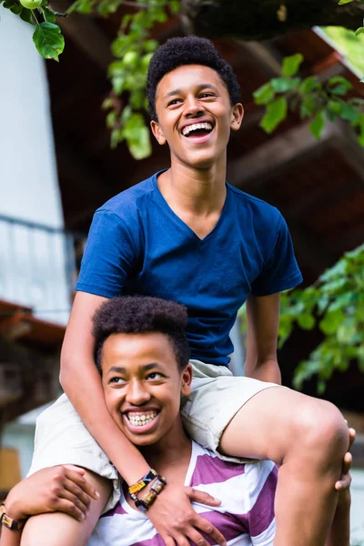 Junge trägt seinen Freund auf der Schulter — Stockfoto