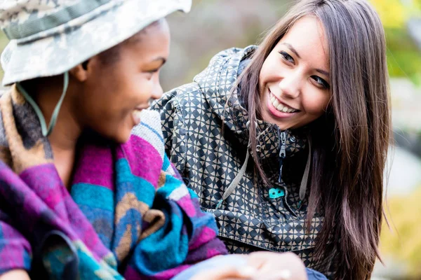 Dua teman perempuan saling memandang — Stok Foto