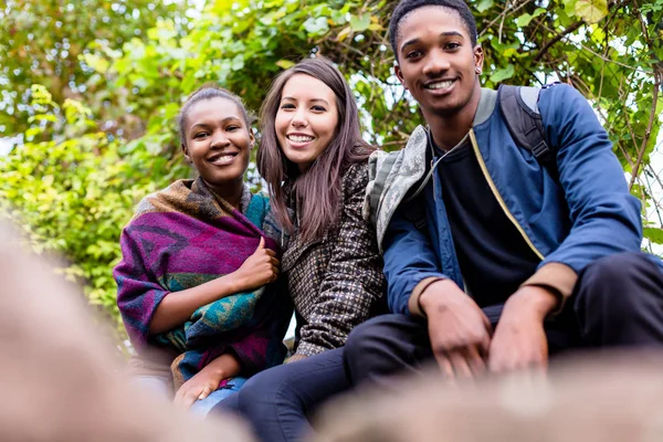 Retrato de amigos sonrientes — Foto de Stock