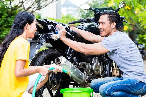 Couple lavage moto — Photo