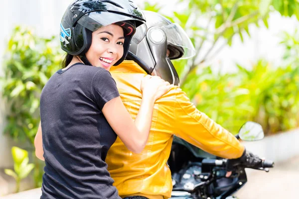 Mujer joven disfrutando de montar en moto con su novio — Foto de Stock