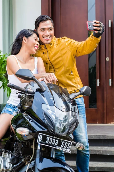 Couple prenant autoportrait avec moto — Photo